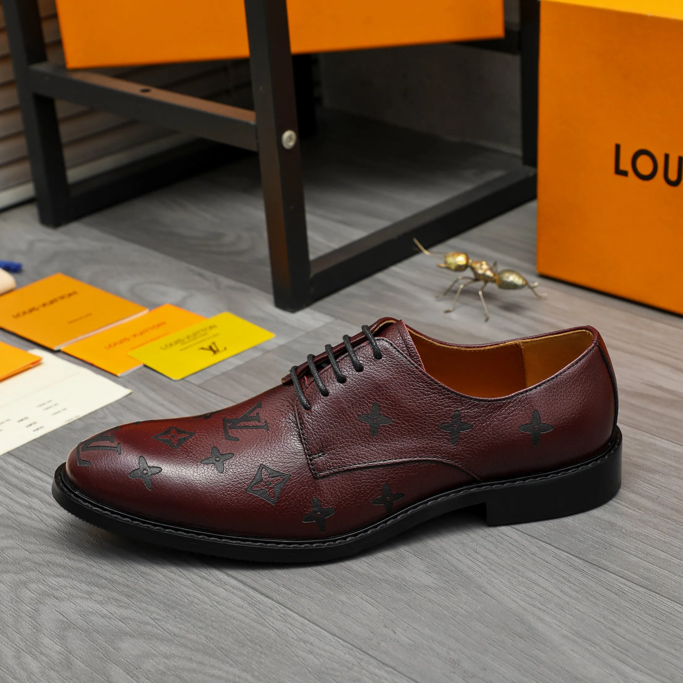Men's shoes 💰p460 Product trademark: LV (Louis Vuitton) business lace-up formal leather shoes Regular size: 39-44 (38.45 custom-made, non-refundable) Product materials: Selected high-quality pebbled cowhide embossed upper, cowhide lining, original rubber outsole